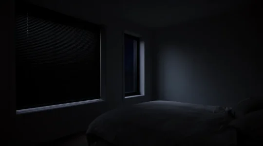 Chambre plongée dans une obscurité totale grâce à des volets occultants pour un sommeil réparateur